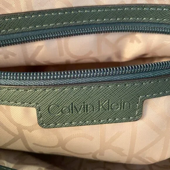 Calvin Klein Green and white shoulder bag - Picture 11 of 13